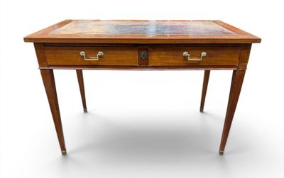 l'image d'une petite table avec un tiroir