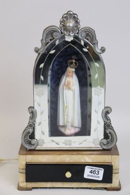 une statue de la Vierge Marie dans une vitrine