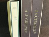 deux livres posés l'un à côté de l'autre sur une table