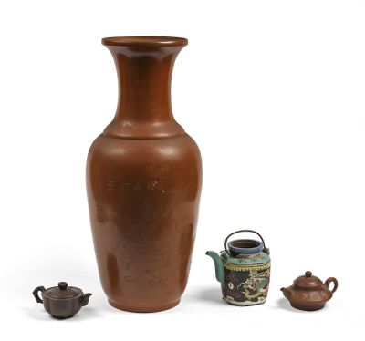 un vase marron et deux théières placées l'une à côté de l'autre