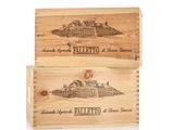 deux caisses en bois sur lesquelles figurent différents types de vin