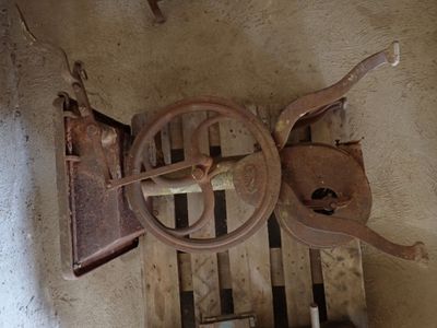une vieille machine qui traîne dans un coin d'une pièce