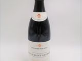 une bouteille de vin posée sur une table