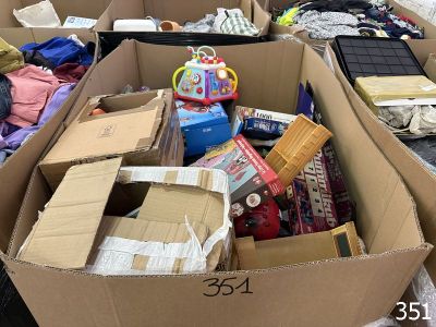de nombreuses boîtes remplies de jouets et d'autres objets dans la pièce