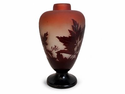 un vase rouge orné de la silhouette d'un oiseau