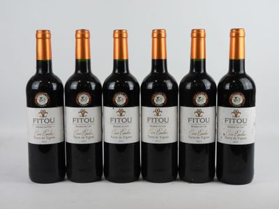 cinq bouteilles de vin rouge sont alignées en rang
