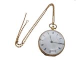 une montre de poche en or avec une chaîne, sur fond blanc