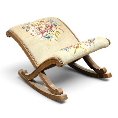 un fauteuil à bascule orné d'un motif floral