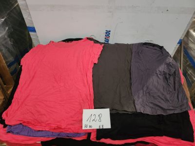 Lot de 68 t-shirts tailles et couleurs différentes, articles…