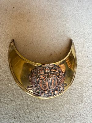 une plaque en or ornée d'un motif, accrochée au mur