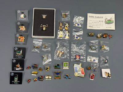a lot of pins that are laying out on the table