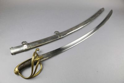 paire de deux épées aux poignées dorées sur un fond blanc