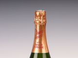 Des bouteilles de champagne sont alignées sur une table