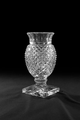 photographie en noir et blanc d'un vase en verre posé sur une table