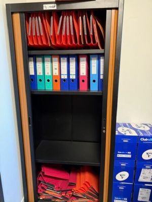 une armoire sur laquelle sont posés plusieurs dossiers