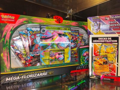 un présentoir de cartes pokemon sur une table