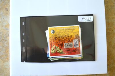 la photo d'une photo d'un livre posé sur une étagère