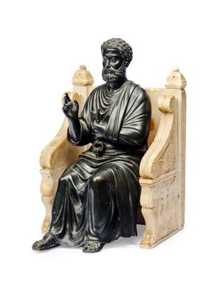 une statue représentant une femme assise sur un banc