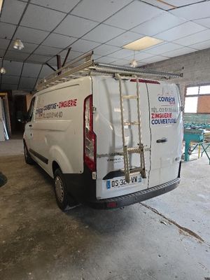 une camionnette garée à l'intérieur d'un bâtiment