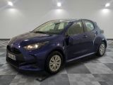 une Toyota Yaris bleue garée sur un sol à damier dans un garage