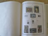 un livre ouvert avec des timbres, posé sur une table