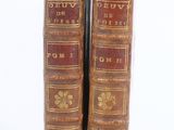 une paire de livres anciens sur fond blanc, avec un fond blanc