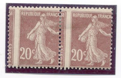 deux timbres posés l'un sur l'autre