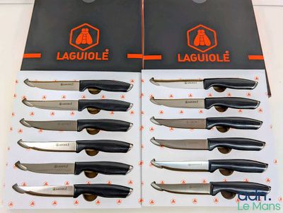 beaucoup de couteaux rangés dans une boîte