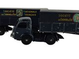 un camion miniature et un autre camion miniature sur fond blanc