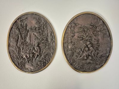 Paire de médaillons en bas relief à patine brune figurant de…