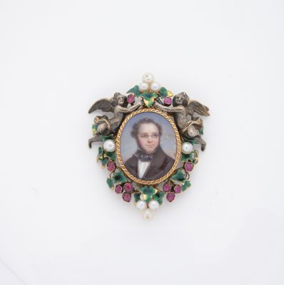 une photo d'une broche sur laquelle figure le portrait d'un homme