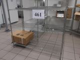 une photo d'une pièce où il y a beaucoup de cartons par terre