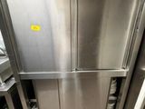 une armoire en acier inoxydable au milieu d'une cuisine