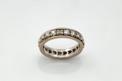 Alliance en or gris (750 millièmes) sertie de 21 diamants ro…