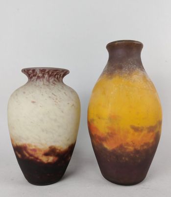 deux vases posés l'un à côté de l'autre sur une surface blanche