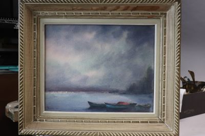 une image d'un tableau représentant un bateau sur l'eau
