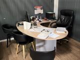 un bureau avec une chaise et un ordinateur dessus