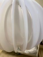 Suspension IKEA en plastique blanc en forme de globe lamellé… (photo 3)