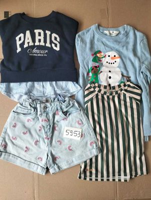 deux paires de shorts et un sweat-shirt posés sur une boîte en carton