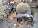 une machine qui découpe du métal à l'aide d'une lame circulaire