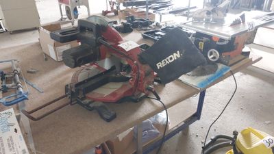 une photo d'un établi avec des outils dessus