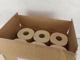 quatre rouleaux de papier toilette dans une boîte en carton