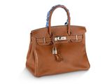 un sac à main en cuir marron sur fond blanc