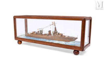 une maquette de bateau dans une vitrine