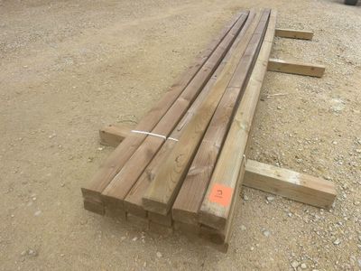 plusieurs morceaux de bois sont empilés les uns sur les autres dans la terre