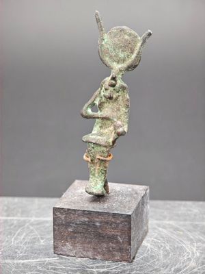 une image représentant une statue en bronze d'un homme tenant une batte de baseball