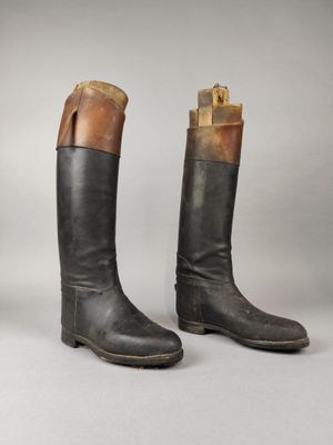 deux paires de bottes noires avec des bordures marron et des semelles marron