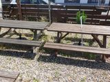 deux tables de pique-nique et un parasol sur le gravier