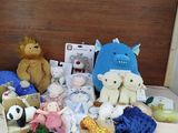 de nombreuses peluches qui sont toutes ensemble sur le lit
