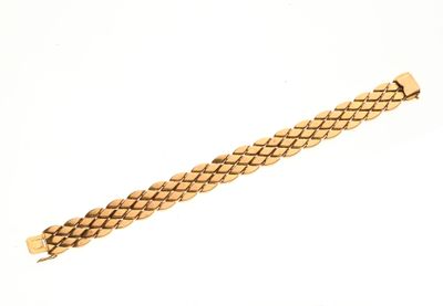 une image d'un bracelet en or sur fond blanc